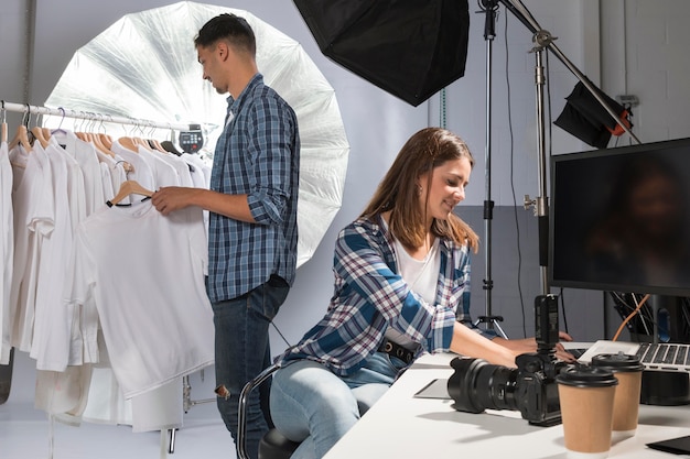 Leute, die sich auf ein Fotoshooting vorbereiten