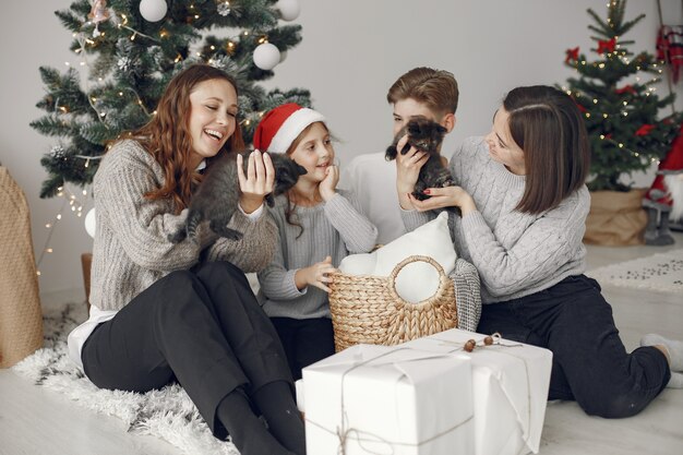 Leute, die sich auf Weihnachten vorbereiten. Leute, die am Weihnachtsbaum sitzen.