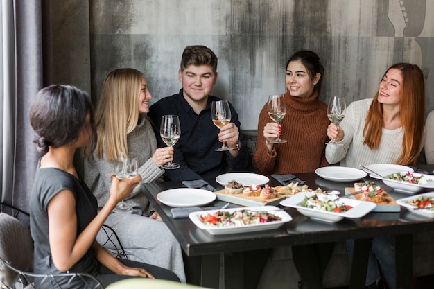 Kostenloses Foto leute, die sich zum abendessen versammeln