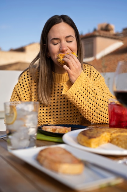 Kostenloses Foto leute, die spanische tortilla essen