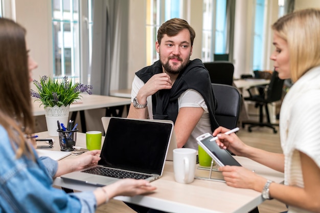 Leute, die über ein Arbeitsprojekt sprechen