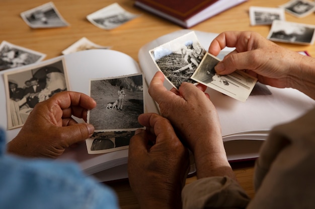 Leute, die über ein Fotoalbum schauen