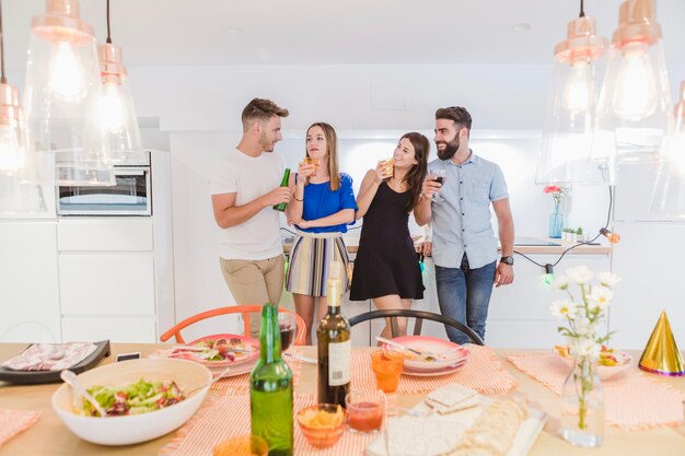 Leute, die vor dem Abendessen Getränke trinken