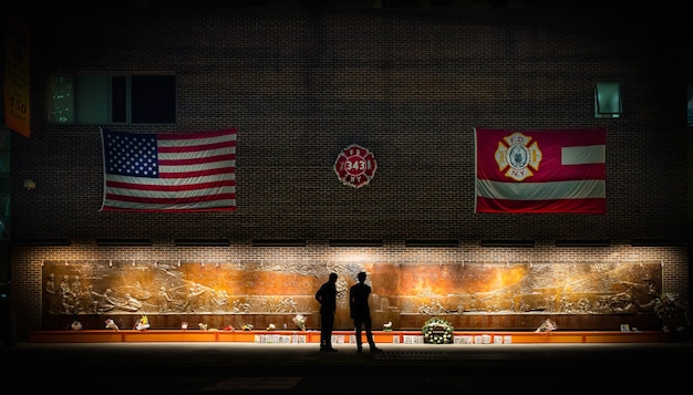 Leute, die vor einem Denkmal in New York Manhattan stehen