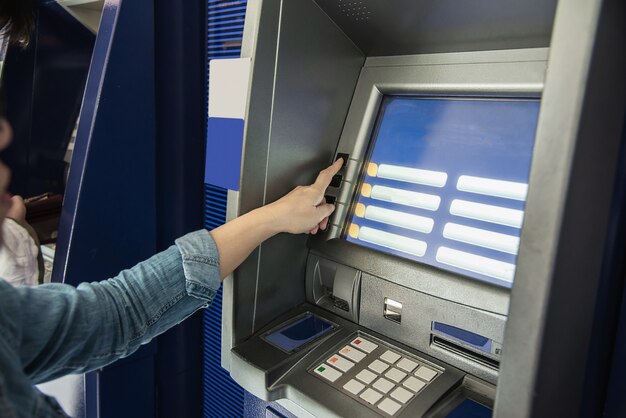 Leute, die warten, um Geld vom Geldautomaten zu erhalten - Leute zogen Geld von ATM-Konzept zurück