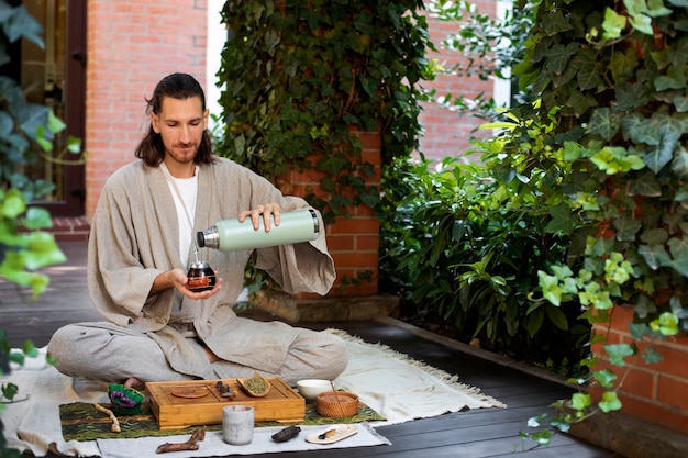 Kostenloses Foto leute, die yerba-mate-tee genießen