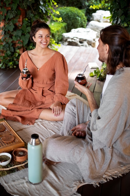 Kostenloses Foto leute, die yerba mate trinken, voll erschossen