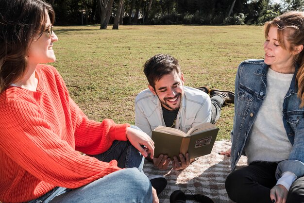 Leute, die Zeit auf Bettdecke im Park verbringen