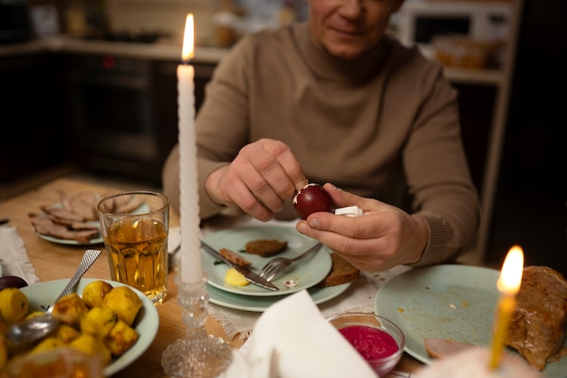 Kostenloses Foto leute, die zu hause zu abend essen, um griechische ostern zu feiern