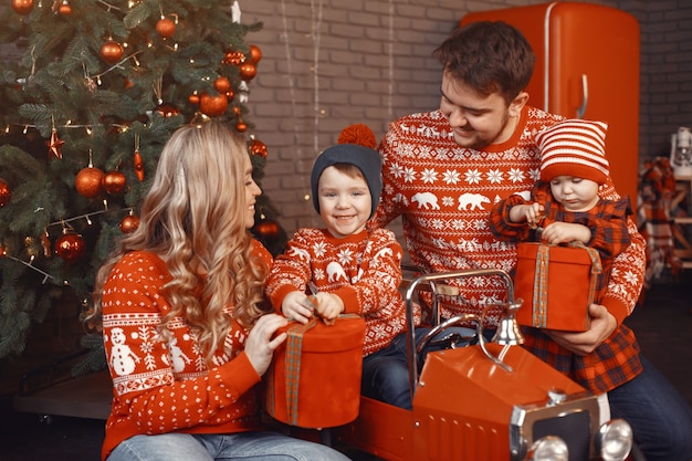 Leute, die zu Weihnachten reparieren. Leute, die mit ihrer Tochter spielen.