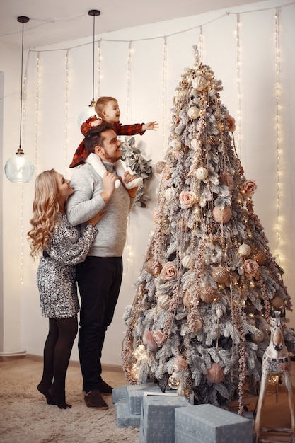 Leute, die zu Weihnachten reparieren.