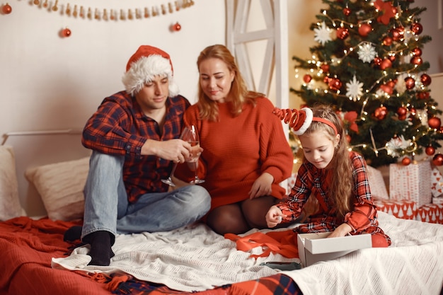 Leute, die zu Weihnachten reparieren.