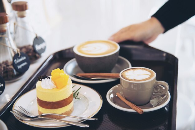 Leute dienen schönen frischen entspannenden Morgenkaffeetassensatz