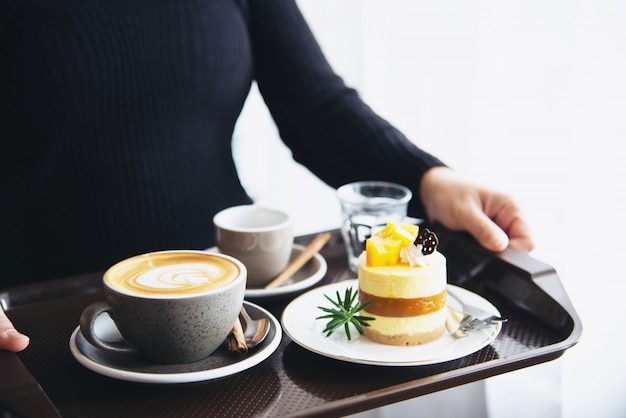 Leute dienen schönen frischen entspannenden Morgenkaffeetassensatz