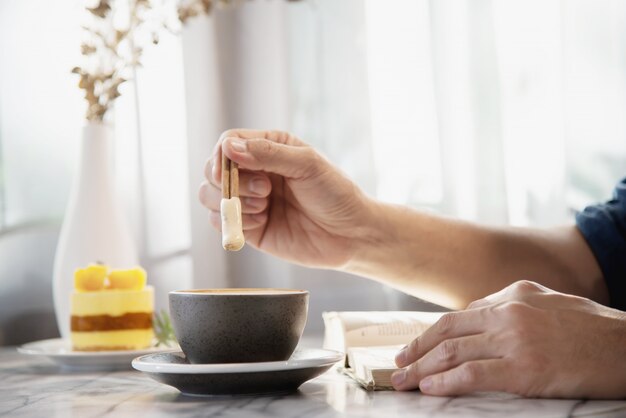 Leute dienen schönen frischen entspannenden Morgenkaffeetassensatz