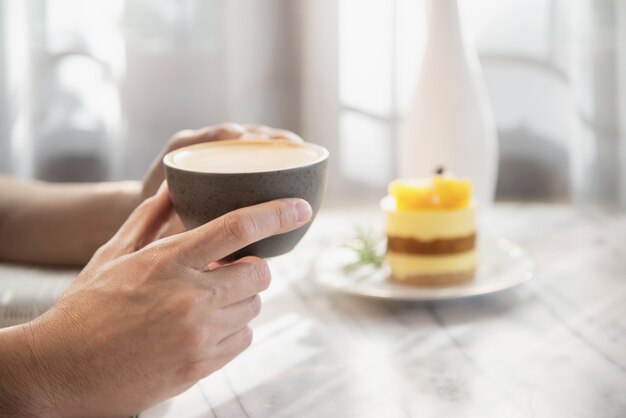 Leute dienen schönen frischen entspannenden Morgenkaffeetassensatz