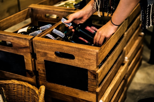 Kostenloses Foto leute-hände, die flasche rotwein erhalten