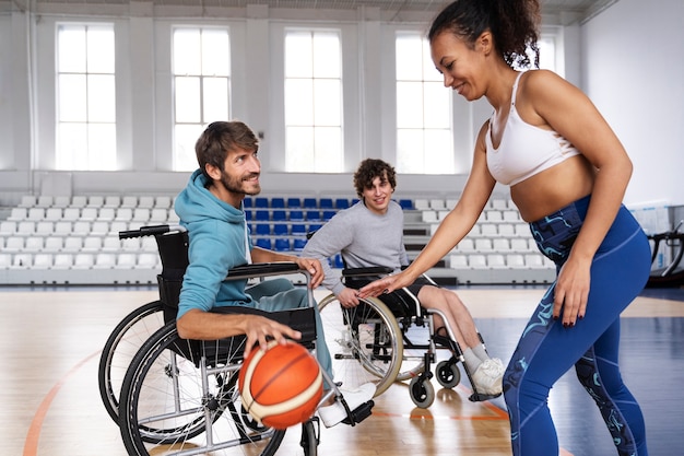 Kostenloses Foto leute mit mittlerem schuss, die basketball spielen