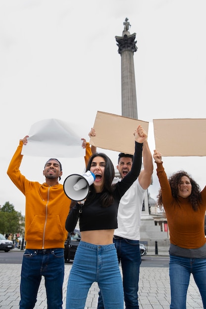 Kostenloses Foto leute mit mittlerem schuss, die protest anschreien