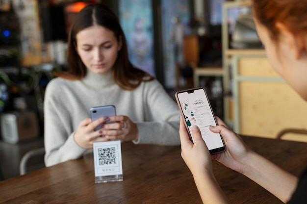 Kostenloses Foto leute scannen qr-code in der cafeteria