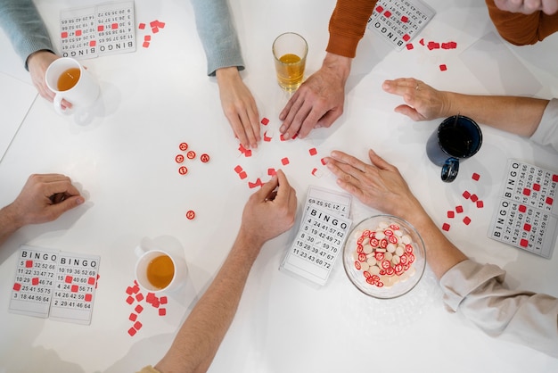 Leute spielen zusammen Bingo