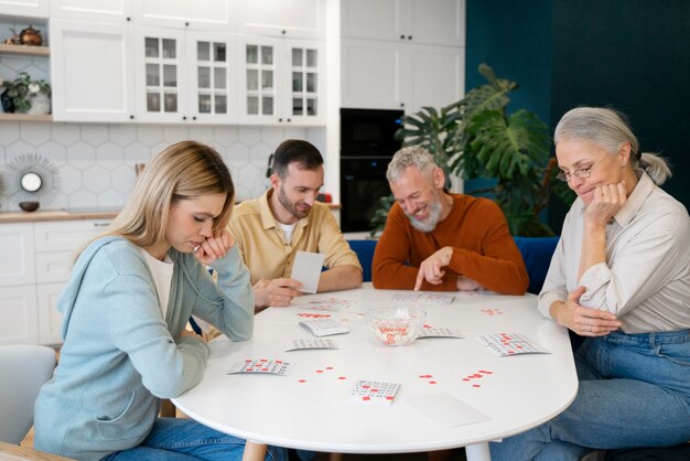 Leute spielen zusammen Bingo