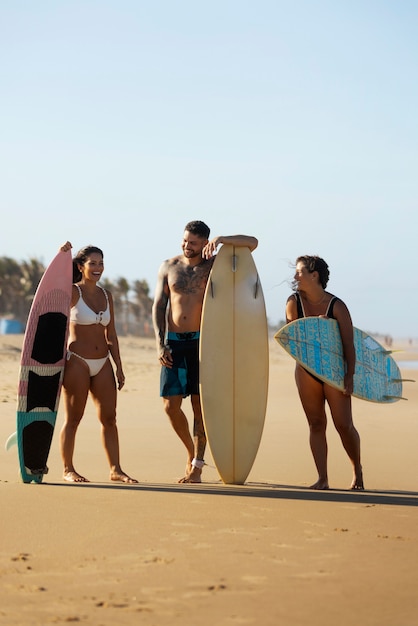 Kostenloses Foto leute surfen in brasilien