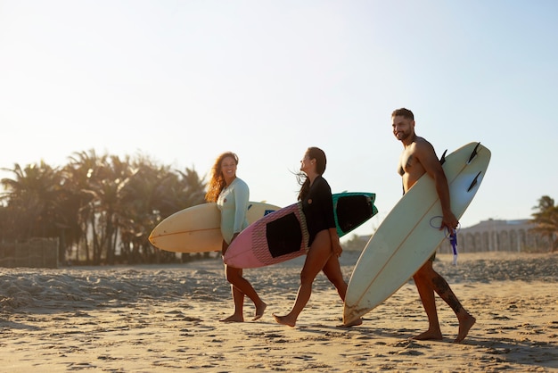 Leute surfen in Brasilien