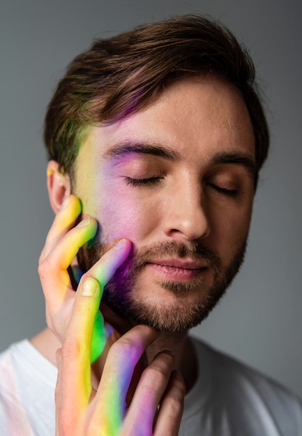 Lgbt gemeinschaftspaar mit regenbogensymbol