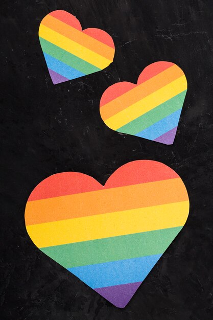 LGBT-Herzen von verschiedenen Größen auf schwarzem Hintergrund