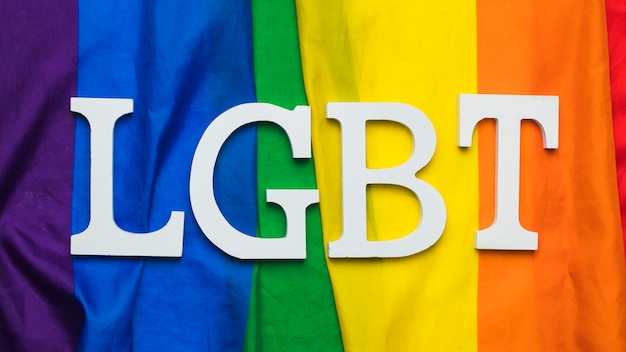 LGBT-Schriftzug auf Regenbogenfahne