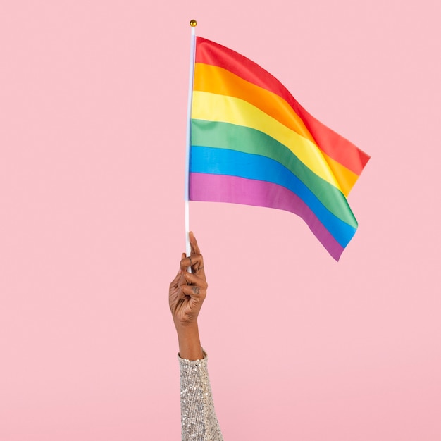 LGBTQ+-Stolzflagge mit erhobener Frauenhand