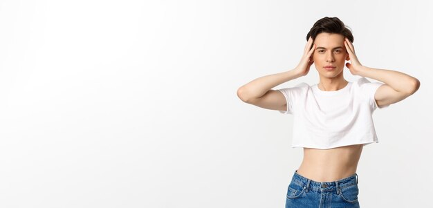 Lgbtq und Pride-Konzept Schöner und selbstbewusster schwuler Mann mit Crop-Top, der das Gesicht berührt und s aussieht