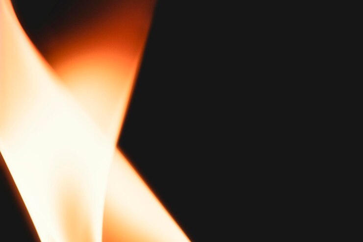Kostenlose Foto licht leckt hintergrund, gelber film brennt auf dunklem hintergrund