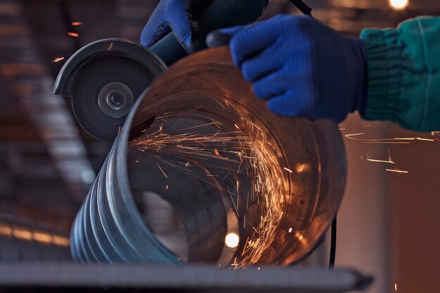 Lichtbogenschweißen eines Stahls in der Baustelle