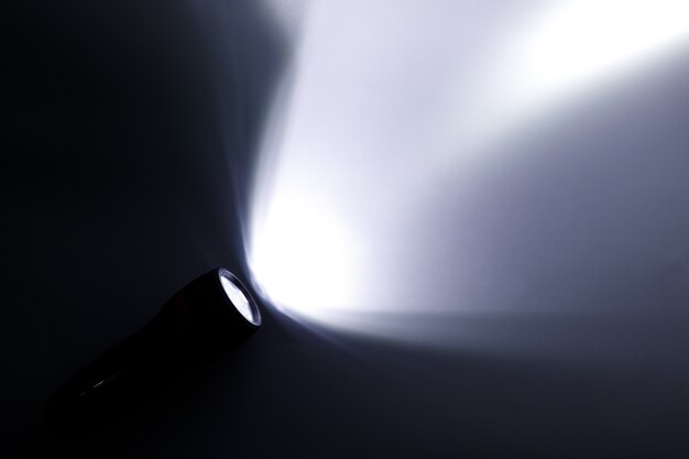 Lichtstrahl einer taschenlampe auf einem weißen hintergrund | Premium-Foto