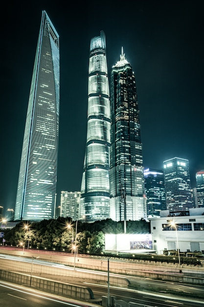 Kostenloses Foto lichtwege auf dem modernen gebäude hintergrund in shanghai china