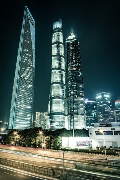 Lichtwege auf dem modernen Gebäude Hintergrund in Shanghai China