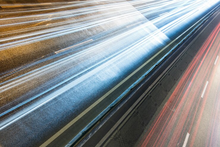 Kostenlose Foto lichtwege auf stadtstraße mit stadtbild