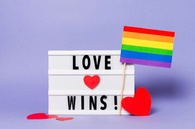 Liebe gewinnt mit regenbogenfarbener Flagge