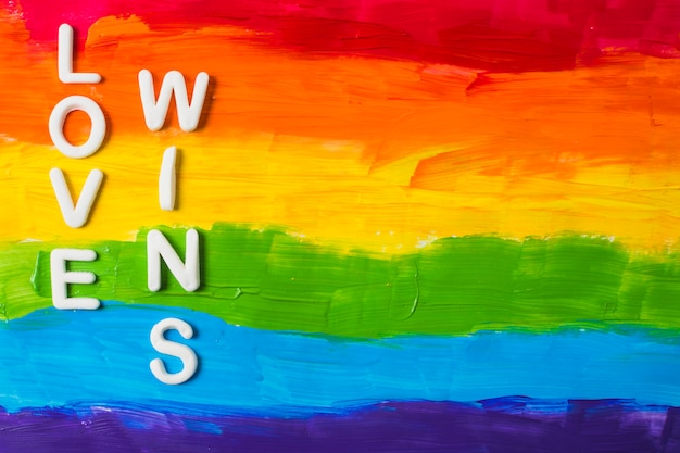 Kostenloses Foto liebe gewinnt wörter und lgbt-farben