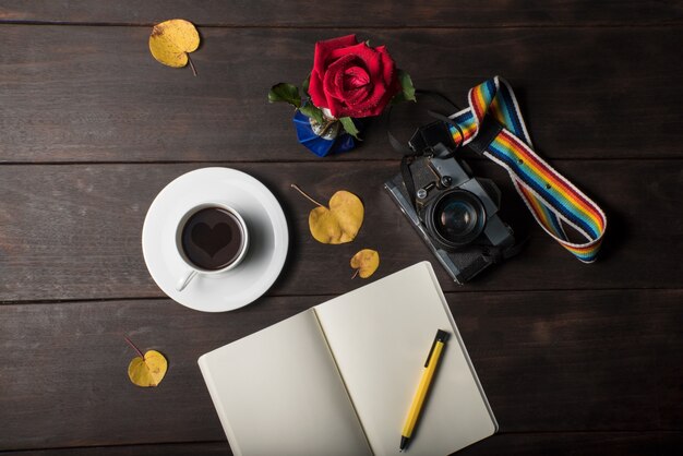 Liebe Kaffee und rote Rose