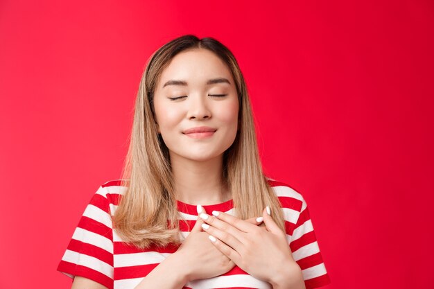 Liebe warme mädchen herz zart romantische asiatische frau schließen augen gefühle zufrieden optimistisch drücken hände c ...