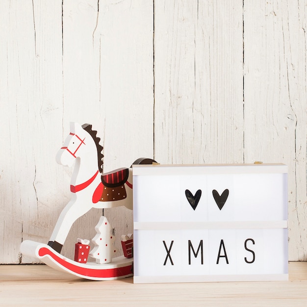 Liebe Weihnachtsbotschaft mit Ornamenten und Kopienraum
