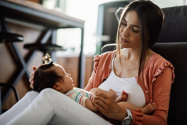 Liebende Mutter genießt die Zeit, die sie mit ihrer kleinen Tochter zu Hause verbringt