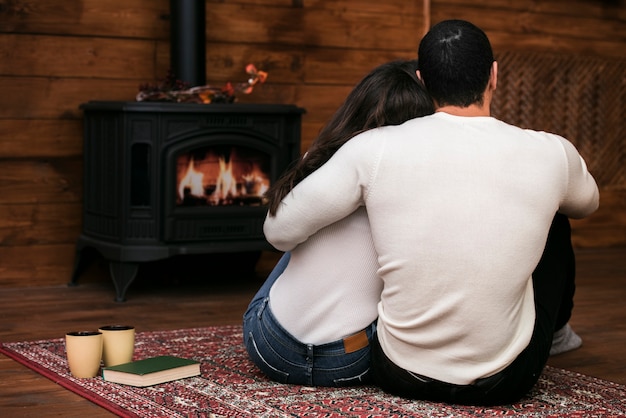 Liebenswert paar neben dem Kamin