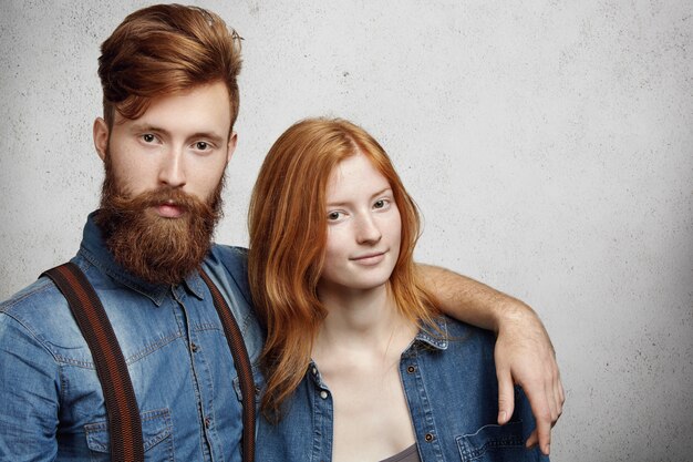 Liebes-, Freundschafts- und Beziehungskonzept. Heafshot des jungen Paares, das Zeit zusammen drinnen verbringt.