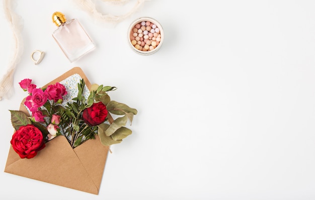 Liebes- oder Valentinstagskonzept. Rote schöne Rosen im Umschlag