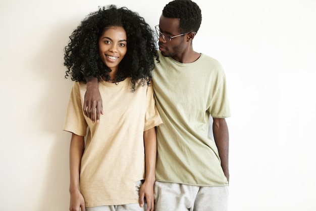 Kostenloses Foto liebes- und glückskonzept. schönes junges afrikanisches paar, das zeit zusammen verbringt