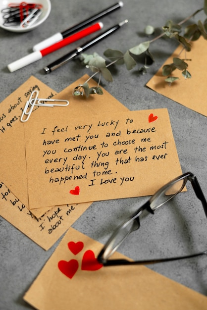 Liebesbrief mit einer Sammlung romantischer Schreibwaren